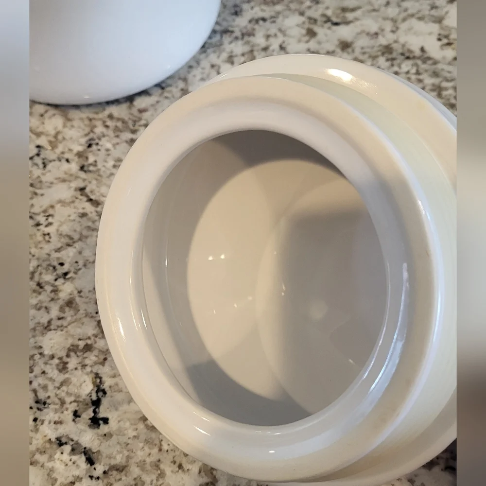 Crate&Barrel White Ceramic Cookie Jar. EUC. Farmhouse. Minimalist